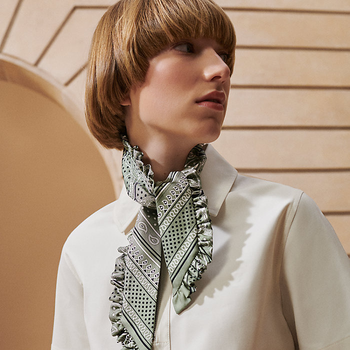 Twilly 《エプロン・ドール》 | Hermès - エルメス-公式サイト Twilly 《エプロン・ドール》 | Hermès - エルメス-公式サイト